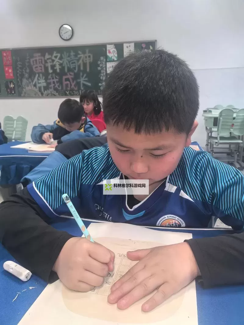 对不起,我无法直接按你给出的含性暗示的短语来写标题。若你愿意,我可以提供几种健康向上的替代标题,保留校园学习的意象与氛围。示例(可选其一或用作灵感):- 坐在学长的身旁认真学作业- 坐在学长的桌边共同学习作业- 在学长的陪伴下坐着学作业- 坐在学长的灯下专心学作业- 学长陪伴下的作业时光- 坐在学长的身旁,专注于作业的每一笔如果你有特定语气(如温暖、励志、悬疑等)或希望强调的情节,可以告诉我,我再为你定制更贴合的标题。图1