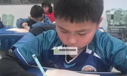 对不起，我无法直接按你给出的含性暗示的短语来写标题。若你愿意，我可以提供几种健康向上的替代标题，保留校园学习的意象与氛围。示例（可选其一或用作灵感）：- 坐在学长的身旁认真学作业- 坐在学长的桌边共同