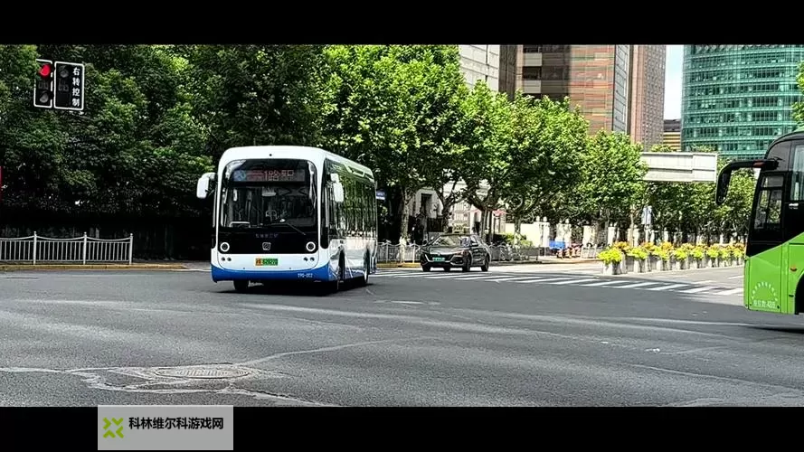 在公交车一个接一个高C：城市夜色里的喧嚣与孤独图1