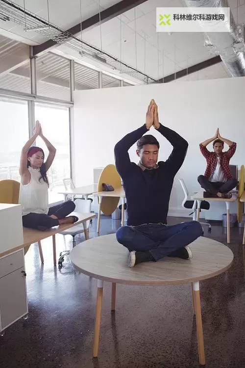 坐在办公室桌子做运动:把忙碌日常化成健康的律动图1