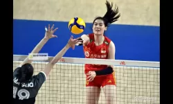 中国女排1-3不敌加拿大，顽强拼搏未能换来胜利的转机