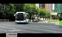 在公交车一个接一个高C：城市夜色里的喧嚣与孤独