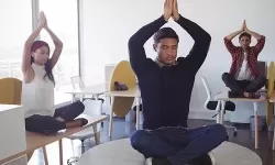 坐在办公室桌子做运动：把忙碌日常化成健康的律动